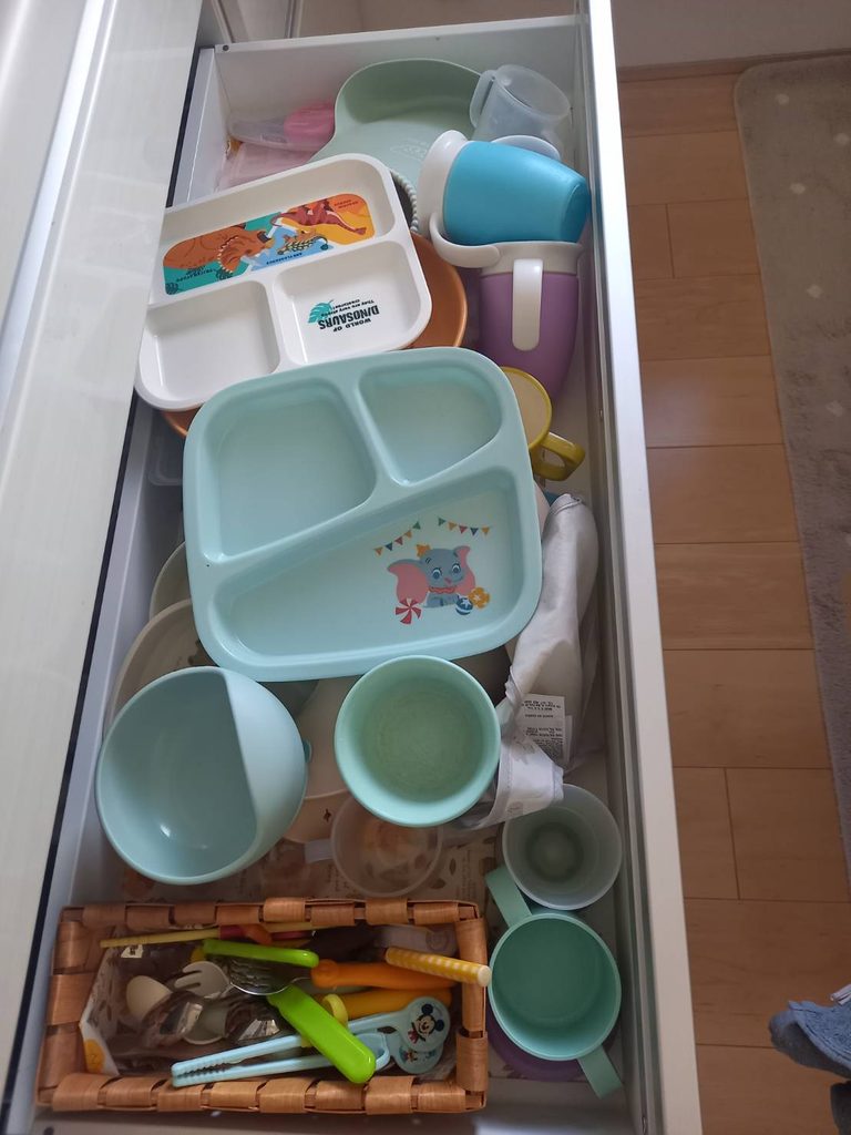 食器の見直し Before:子ども用食器が引き出しに混在している状態